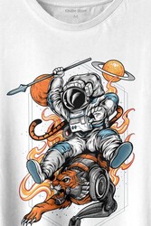 Aslan Üstünde Mızraklı Savaşçı Astronot Uzay Baskılı Tişört Unisex T-shirt - Thumbnail