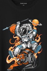 Aslan Üstünde Mızraklı Savaşçı Astronot Uzay Baskılı Tişört Unisex T-Shirt - Thumbnail