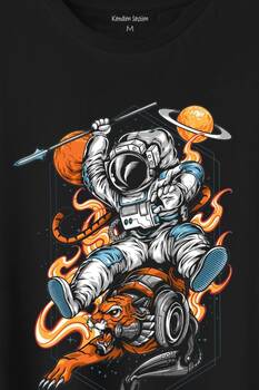 Aslan Üstünde Mızraklı Savaşçı Astronot Uzay Baskılı Tişört Unisex T-Shirt