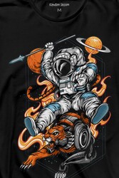 Aslan Üstünde Mızraklı Savaşçı Astronot Uzay Uzun Kollu Tişört Baskılı T-Shirt - Thumbnail