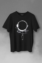 Ay Üzerinde Kara Delik Dünyaya Abkan Astronot Cosmos Baskılı Tişört Unisex T-Shirt - Thumbnail