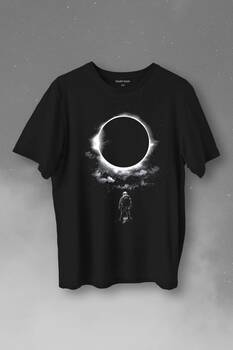 Ay Üzerinde Kara Delik Dünyaya Abkan Astronot Cosmos Baskılı Tişört Unisex T-Shirt