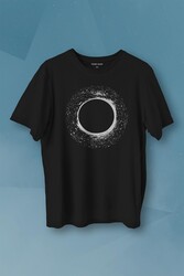 Evrende Karadelik Uzay Zaman Cosmos Black Hole Baskılı Tişört Unisex T-shirt - Thumbnail