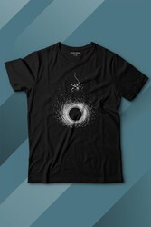 Kara Delik Üstünde Salınan Astronot Uzay Karadelik Baskılı Tişört Çocuk T-shirt - Thumbnail