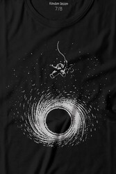 Kara Delik Üstünde Salınan Astronot Uzay Karadelik Baskılı Tişört Çocuk T-shirt - Thumbnail