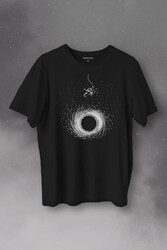 Kara Delik Üstünde SAlinan Astronot Uzay Karadelik Baskılı Tişört Unisex T-Shirt - Thumbnail