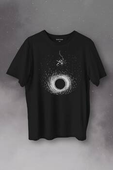 Kara Delik Üstünde SAlinan Astronot Uzay Karadelik Baskılı Tişört Unisex T-Shirt