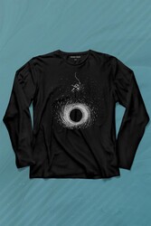 Kara Delik Üstünde Salınan Astronot Uzay Karadelik Uzun Kollu Tişört Baskılı T-Shirt - Thumbnail