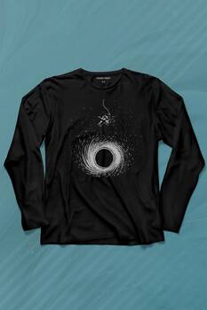 Kara Delik Üstünde Salınan Astronot Uzay Karadelik Uzun Kollu Tişört Baskılı T-Shirt