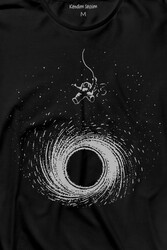 Kara Delik Üstünde Salınan Astronot Uzay Karadelik Uzun Kollu Tişört Baskılı T-Shirt - Thumbnail