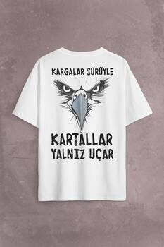 Beyaz Unisex Oversize T-shirt Kargalar Sürüyle Kartallar Yalnız Uçar Sırt Ön Baskılı Tişört