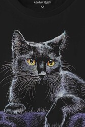 Mor Battaniye Üstünde Uzanan Sevimli Kedi Black Cat Baskılı Tişört Unisex T-shirt - Thumbnail