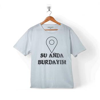 ŞU ANDA BURDAYIM I AM HERE KONUM ESPRİLİ ÇOCUK TİŞÖRT