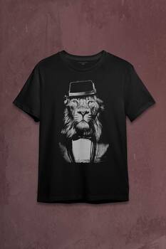 Suit Up Takım Elbiseli Aslan Modern Kıravat Arslan Baskılı Tişört Unisex T-shirt