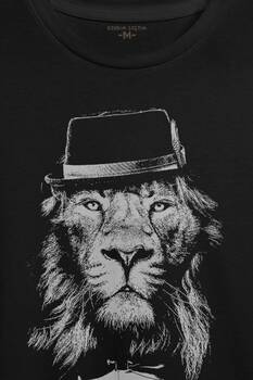 Suit Up Takım Elbiseli Aslan Modern Kıravat Arslan Baskılı Tişört Unisex T-shirt