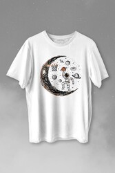 Uzayda Ayda Satürn Gezegeni Yanında Basketbol Oynayan Astronot Baskılı Tişört Unisex T-shirt - Thumbnail