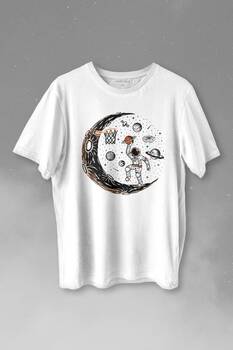 Uzayda Ayda Satürn Gezegeni Yanında Basketbol Oynayan Astronot Baskılı Tişört Unisex T-shirt