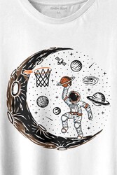 Uzayda Ayda Satürn Gezegeni Yanında Basketbol Oynayan Astronot Baskılı Tişört Unisex T-shirt - Thumbnail