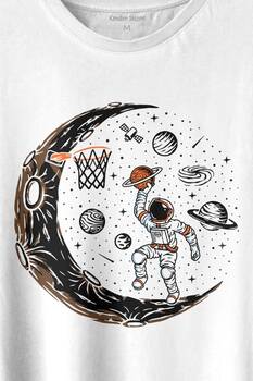 Uzayda Ayda Satürn Gezegeni Yanında Basketbol Oynayan Astronot Baskılı Tişört Unisex T-shirt