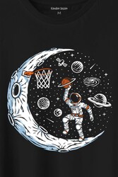 Uzayda Ayda Satürn Gezegeni Yanında Basketbol Oynayan Astronot Baskılı Tişört Unisex T-Shirt - Thumbnail