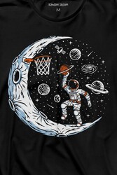 Uzayda Ayda Satürn Gezegeni Yanında Basketbol Oynayan Astronot Uzun Kollu Tişört Baskılı T-Shirt - Thumbnail