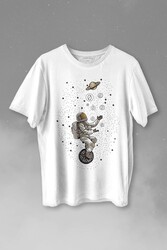 Uzayda Jonglör Astronot Top Çeviren Hokkabaz Cosmos Baskılı Tişört Unisex T-shirt - Thumbnail