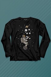 Uzayda Jonglör Astronot Top Çeviren Hokkabaz Cosmos Uzun Kollu Tişört Baskılı T-Shirt - Thumbnail