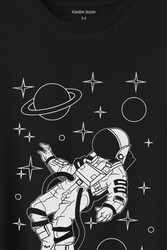 Uzayda SAlinan Astronot Silüeti Satürn Gezegeni Baskılı Tişört Unisex T-Shirt - Thumbnail