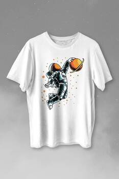 Uzayda Satürn Gezegeni Yanında Basketbol Oynayan Astronot Basketball Baskılı Tişört Unisex T-shirt