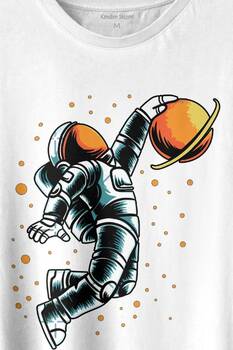 Uzayda Satürn Gezegeni Yanında Basketbol Oynayan Astronot Basketball Baskılı Tişört Unisex T-shirt