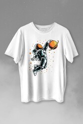 Uzayda Satürn Gezegeni Yanında Basketbol Oynayan Astronot Basketball Baskılı Tişört Unisex T-shirt - Thumbnail