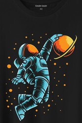 Uzayda Satürn Gezegeni Yanında Basketbol Oynayan Astronot Basketball Baskılı Tişört Unisex T-Shirt - Thumbnail