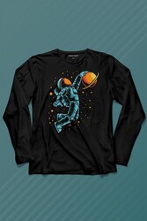 Uzayda Satürn Gezegeni Yanında Basketbol Oynayan Astronot Basketball Uzun Kollu Tişört Baskılı T-Shirt - Thumbnail