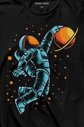 Uzayda Satürn Gezegeni Yanında Basketbol Oynayan Astronot Basketball Uzun Kollu Tişört Baskılı T-Shirt - Thumbnail