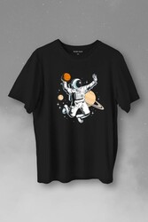 Uzayda Satürn Gezegeni Yanında Basketbol Oynayan Astronot Baskılı Tişört Unisex T-Shirt - Thumbnail