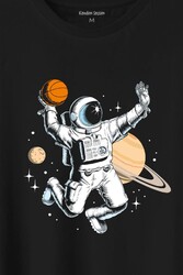 Uzayda Satürn Gezegeni Yanında Basketbol Oynayan Astronot Baskılı Tişört Unisex T-Shirt - Thumbnail