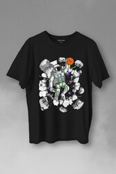 Uzayda Satürn Gezegeni Yanında Basketbol Oynayan Astronot Baskılı Tişört Unisex T-Shirt - Thumbnail