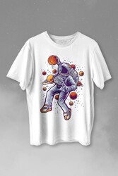 Uzayda Satürn Gezegeni Yanında Basketbol Oynayan Astronot Baskılı Tişört Unisex T-shirt - Thumbnail