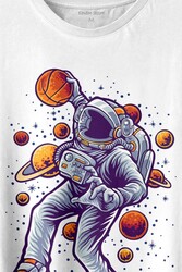 Uzayda Satürn Gezegeni Yanında Basketbol Oynayan Astronot Baskılı Tişört Unisex T-shirt - Thumbnail