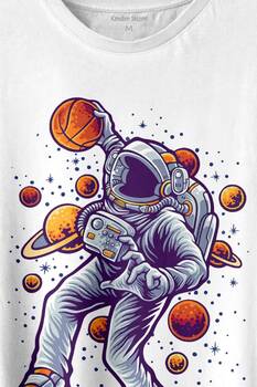 Uzayda Satürn Gezegeni Yanında Basketbol Oynayan Astronot Baskılı Tişört Unisex T-shirt