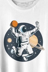 Uzayda Satürn Gezegeni Yanında Basketbol Oynayan Astronot Baskılı Tişört Unisex T-shirt - Thumbnail