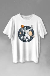 Uzayda Satürn Gezegeni Yanında Basketbol Oynayan Astronot Baskılı Tişört Unisex T-shirt - Thumbnail