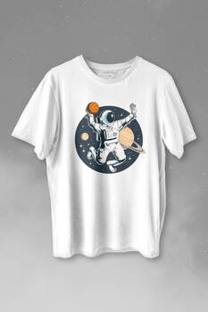 Uzayda Satürn Gezegeni Yanında Basketbol Oynayan Astronot Baskılı Tişört Unisex T-shirt