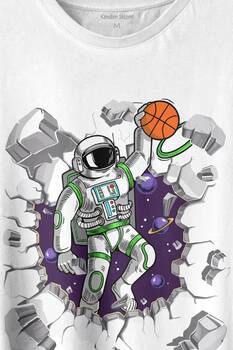 Uzayda Satürn Gezegeni Yanında Basketbol Oynayan Astronot Baskılı Tişört Unisex T-shirt