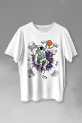 Uzayda Satürn Gezegeni Yanında Basketbol Oynayan Astronot Baskılı Tişört Unisex T-shirt - Thumbnail