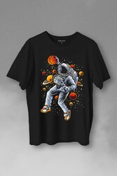 Uzayda Satürn Gezegeni Yanında Basketbol Oynayan Astronot Baskılı Tişört Unisex T-Shirt - Thumbnail