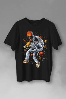 Uzayda Satürn Gezegeni Yanında Basketbol Oynayan Astronot Baskılı Tişört Unisex T-Shirt