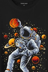 Uzayda Satürn Gezegeni Yanında Basketbol Oynayan Astronot Baskılı Tişört Unisex T-Shirt - Thumbnail