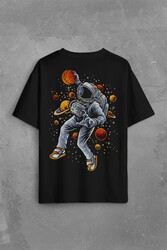 Uzayda Satürn Gezegeni Yanında Basketbol Oynayan Astronot Sırt Ön Baskılı Oversize Tişört Unisex T-Shirt - Thumbnail