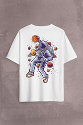 Uzayda Satürn Gezegeni Yanında Basketbol Oynayan Astronot Sırt Ön Baskılı Oversize Tişört Unisex T-Shirt - Thumbnail